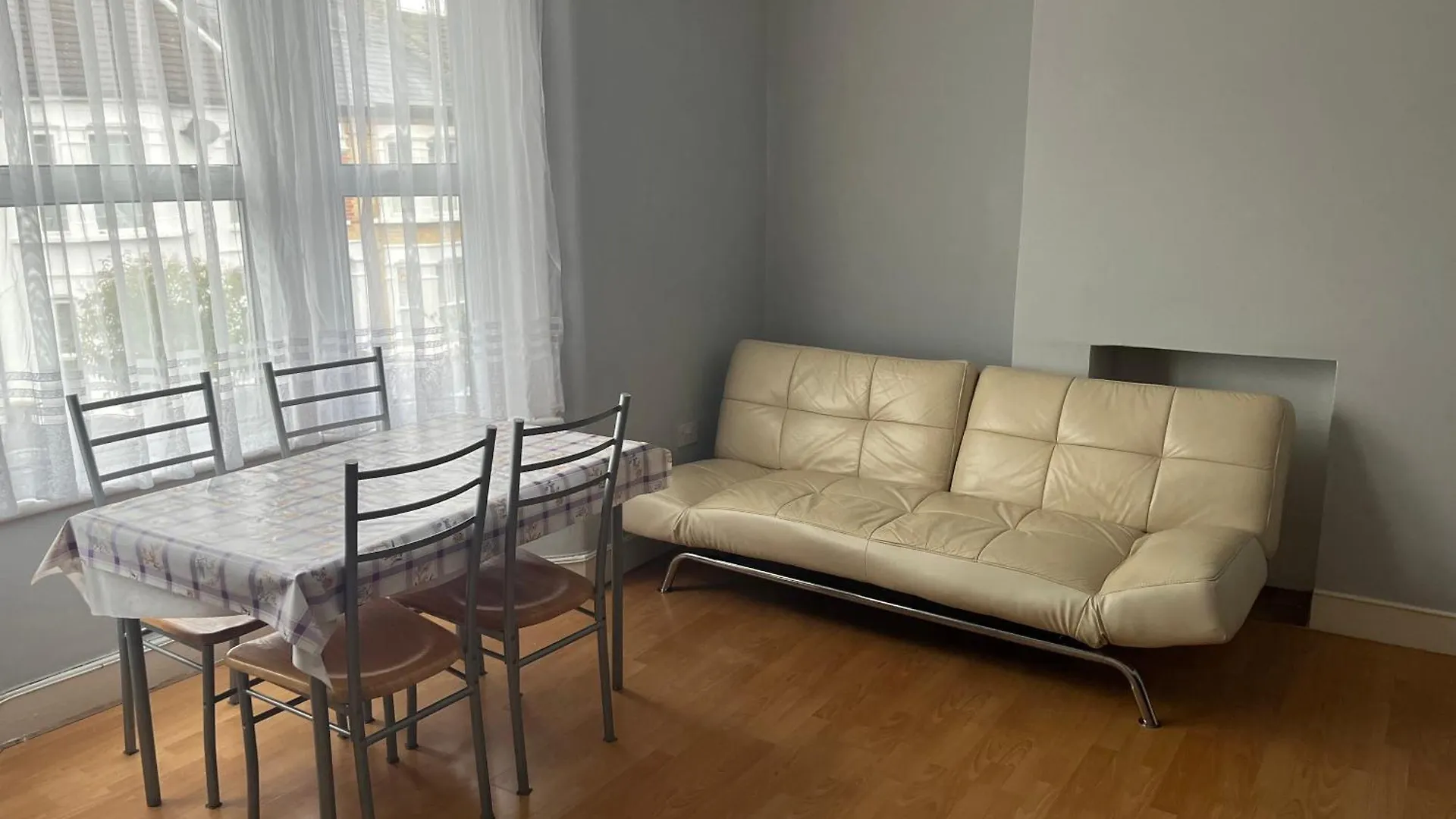 First Floor 1 Bed Apartment With Lounge And Kitchen London 0*,  United Kingdom