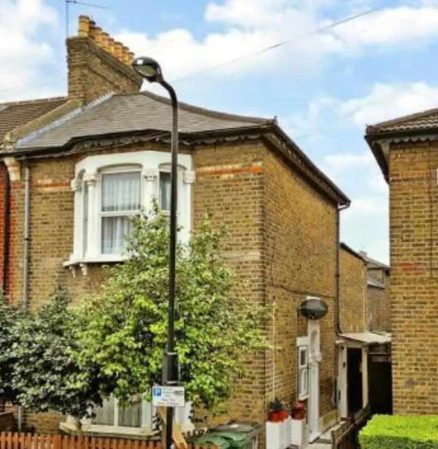 First Floor 1 Bed Apartment With Lounge And Kitchen London